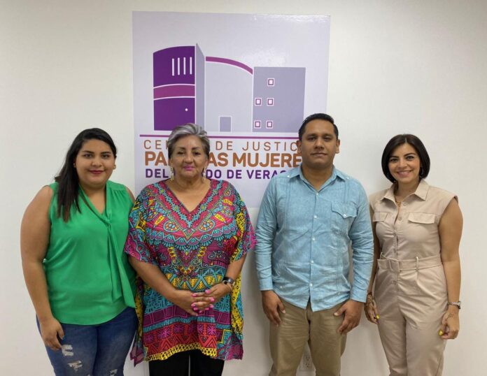 Israel Hernández Sosa y la titular de la Unidad de Género de este Organismo Autónomo, Ana Reyes Grohmann, quienes fueron recibidas por la coordinadora general del Centro, Irma Hernández Sangabriel.