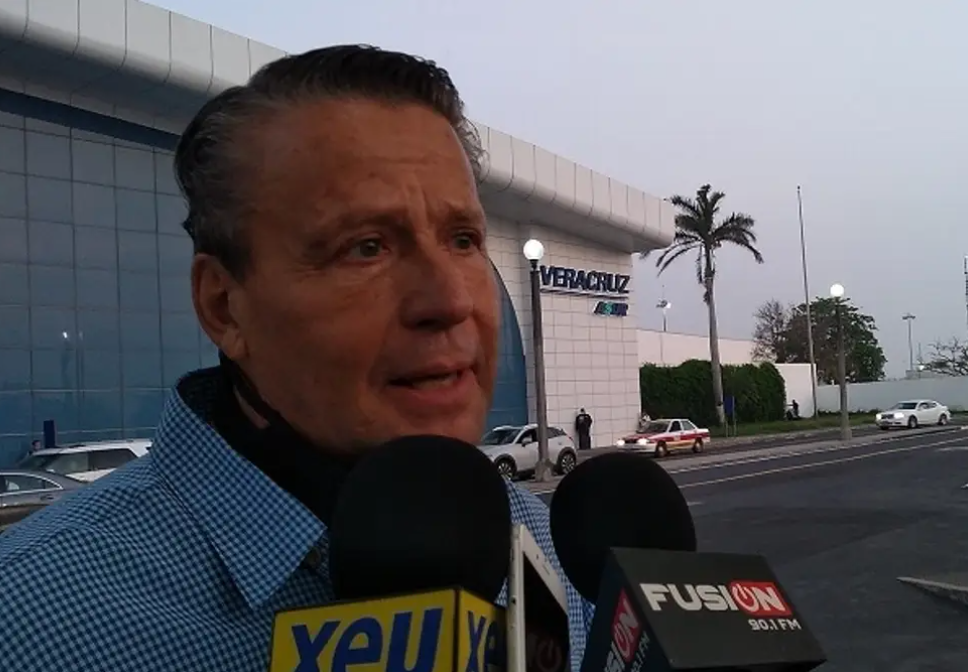 Alfredo Adame llega a Veracruz pese a que fue cancelada su presentación