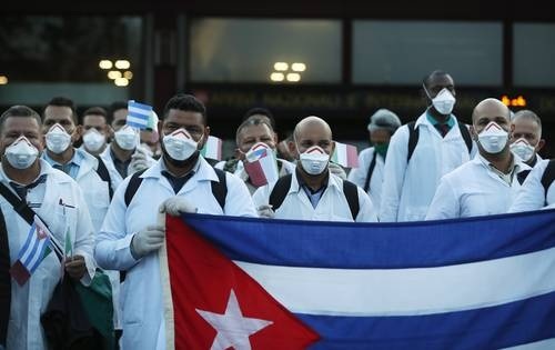 Vendrán médicos cubanos por el déficit en el país: AMLO