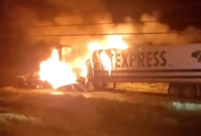Zacatecas vive madrugada violenta; grupo armado bloquea e incendian vehículos en carretera