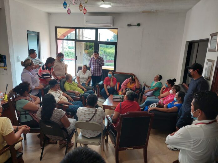 Comerciantes piden a la alcaldesa Mariela Hernández García, apoyo para la plaza del taquero.
