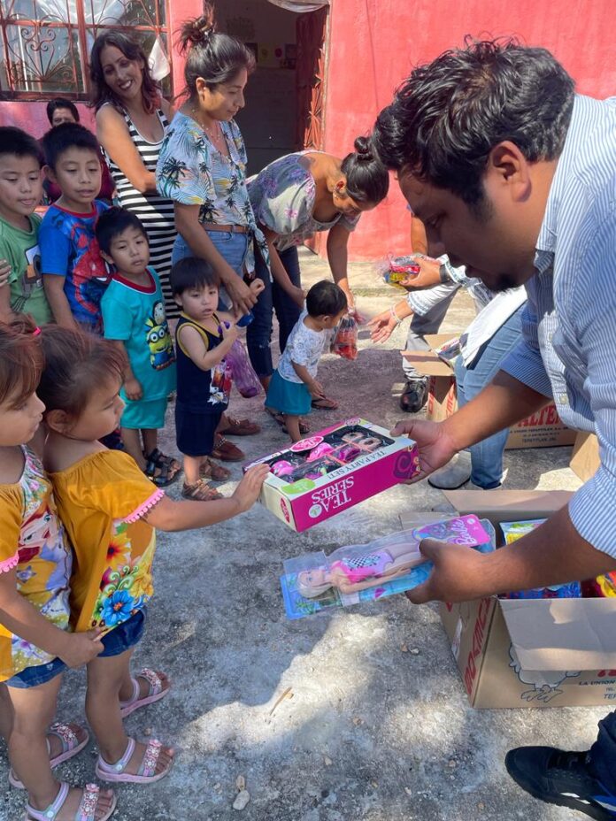 Lleva el sistema municipal DIF regalo de Reyes Magos a niñas y niños de comunidades en Ixhuatlán.