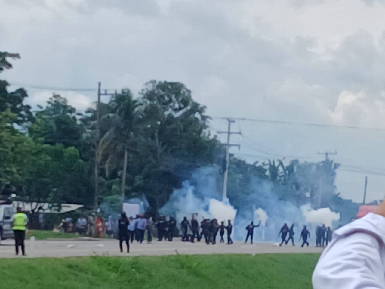 Granaderos antimotines desalojan a cañeros en la carretera  Cárdenas-Coatzacoalcos | 60 Minutos
