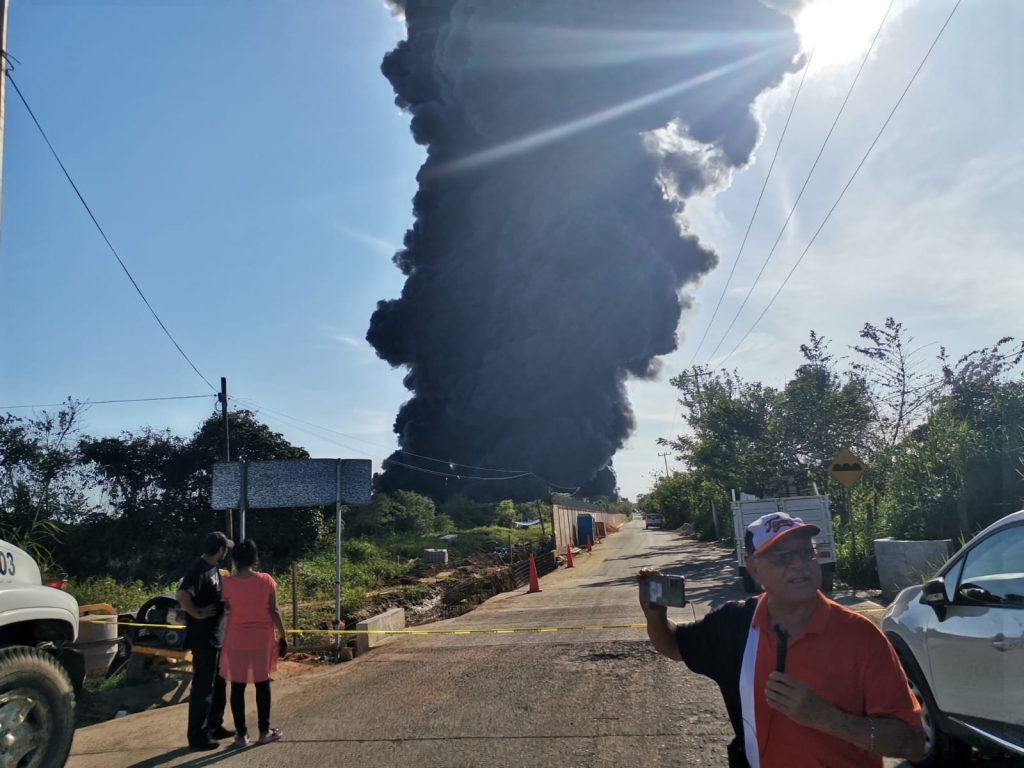En varios municipios se percibió, la nube de humo negro que produjo de la explosión. 