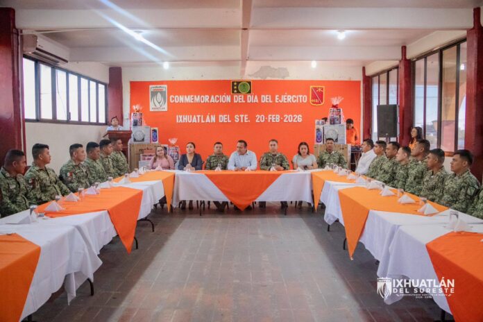 RAUL GONZALEZ FESTEJA AL EJERCITO MEXICANO EN IXHUATLAN DEL SURESTE RAUL GONZALES FESTEJA AL EJÉRCITO EN IXHUATLAN DEL SURESTE