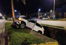 Coatzacoalcos 🚨 Conductor cae con camioneta de lujo a canal de aguas negras; solo resultó con una lesión