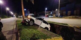 Coatzacoalcos 🚨 Conductor cae con camioneta de lujo a canal de aguas negras; solo resultó con una lesión