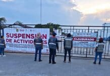 Le suspenden actividades al alcoholera de Nopaltepec por presuntas irregularidades tras mortandad de peces