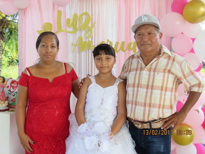 Luz América con sus padres Aarón Morales y María de los Ángeles Mendoza.