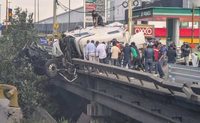 Trailer-cae-del-segundo-piso-Circuito-Exterior-Cuautitlan-Izcalli