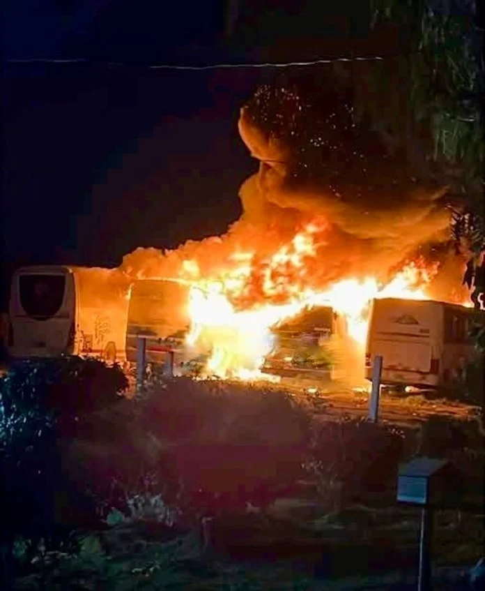 incendio-consume-cuatro-autobuses-en-tezoyuca_cff931b4-9f62-4267-8025-a13742d71a9f_medialjnimgndimage=fullsize