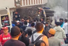 Mueren 4 personas por choque de camión contra vivienda en Guelatao, Oaxaca