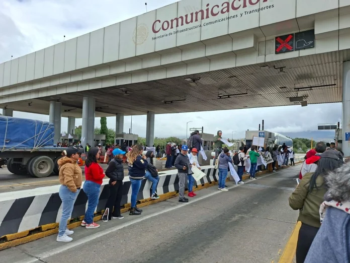 por-incumplimiento-de-acuerdos-docentes-toman-caseta-de-la-mexicopuebla_3006706e-9cf1-49c3-8909-8b08a24cd1e1_medialjnimgndimage=fullsize