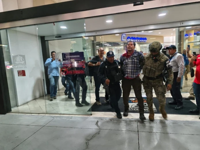 sujeto-se-atrinchera-en-sucursal-bancaria-en-veracruz-dijo-que-tenia-miedo-porque-lo-perseguian_dde56cdf-3bed-4fa3-8f3c-6993d857b41d_medialjnimgndimage=fullsize